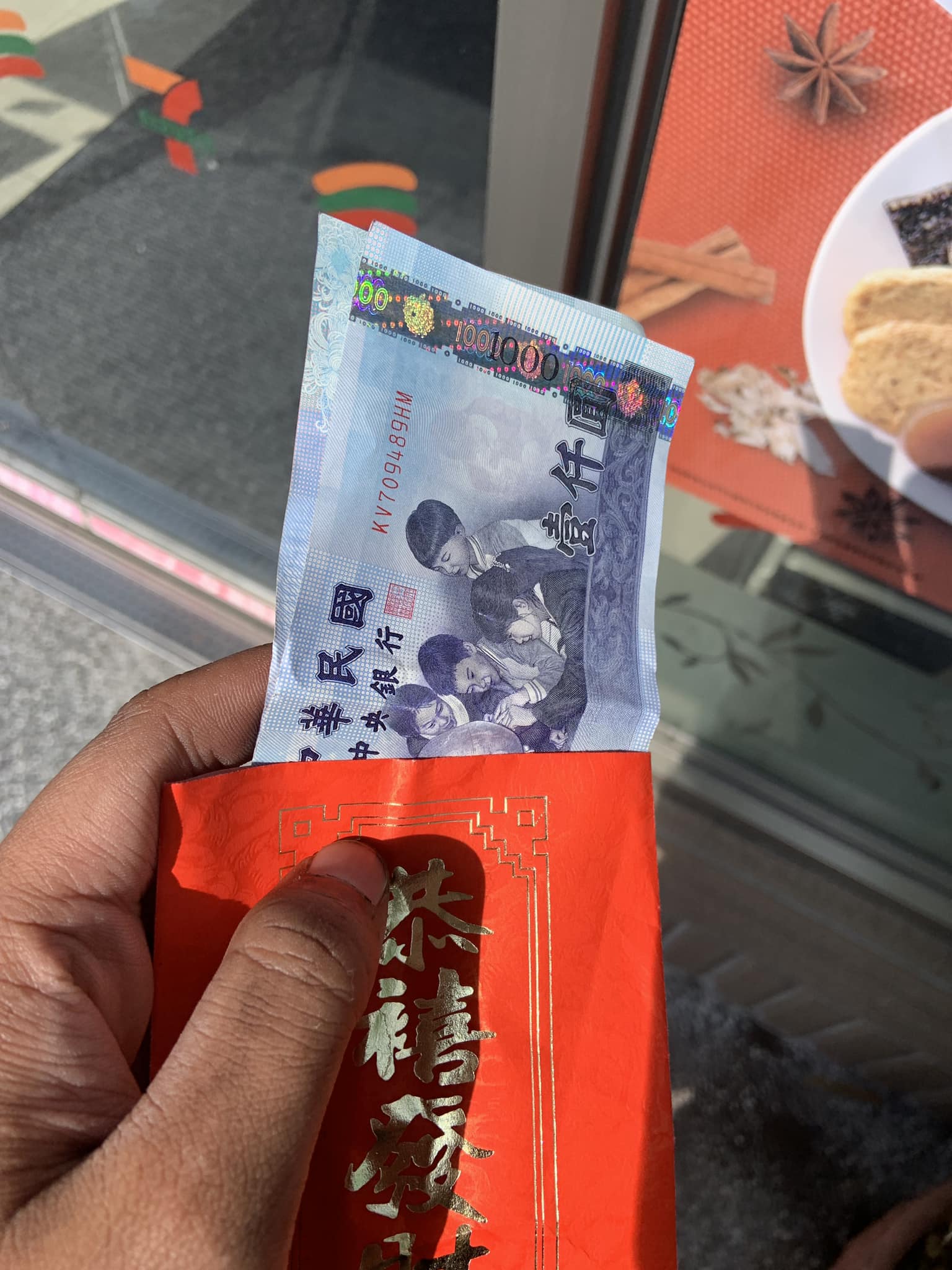 外送員過年「收到客人給的紅包」又驚又喜！　一打開「看裡面金額差點下跪」：要我倒立爬101也OK