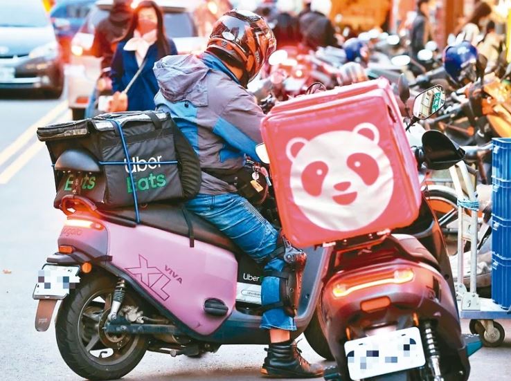 外送員過年「收到客人給的紅包」又驚又喜！　一打開「看裡面金額差點下跪」：要我倒立爬101也OK