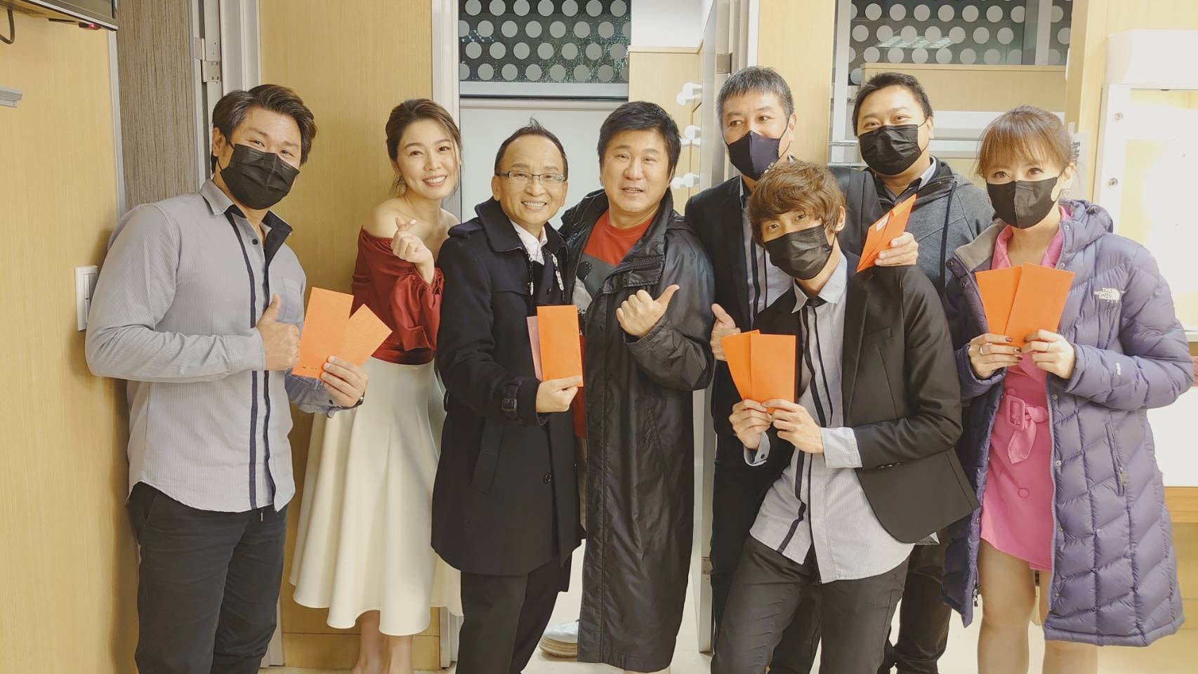 過年孝敬胡瓜！小禎紅包袋上「手寫5字」認了：都比不上爸爸的　曝「超驚喜計畫」全家都好期待