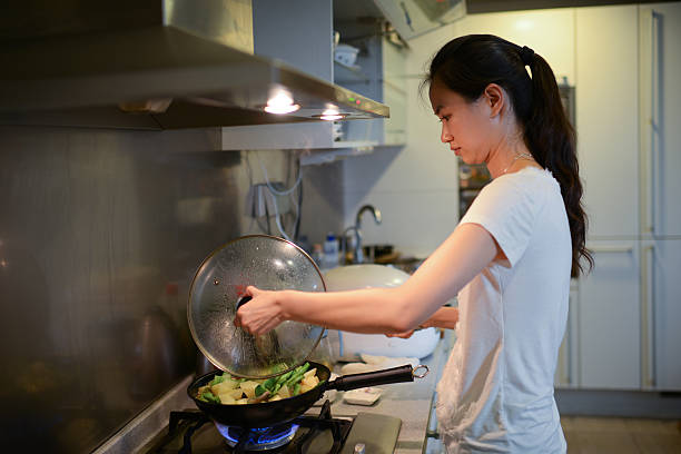 年菜都訂好了！因大姑1要求「公公規定改吃素」怕有人偷開葷　要求媳婦「回來煮整桌」她怒喊：拖全家下水