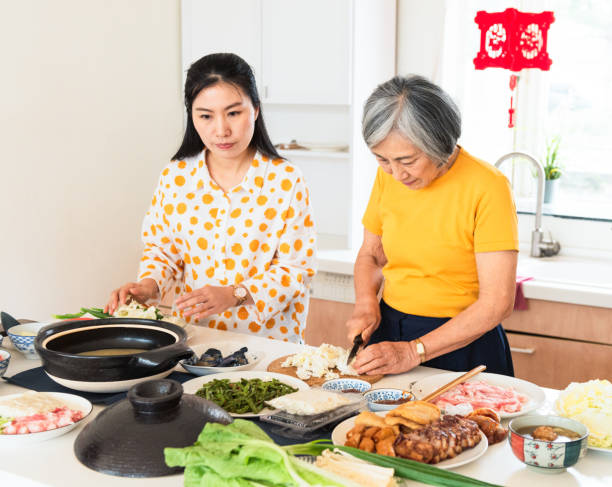 年菜都訂好了！因大姑1要求「公公規定改吃素」怕有人偷開葷　要求媳婦「回來煮整桌」她怒喊：拖全家下水
