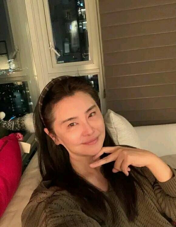 永遠的女神！55歲女星「消失19年突現身」微笑拜年　一票粉絲驚訝「認不出她是誰」