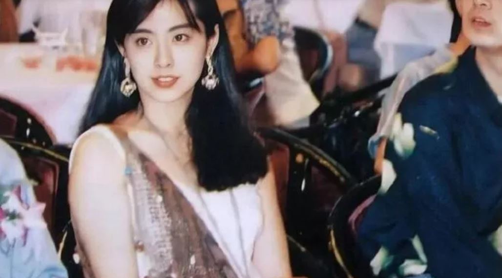 永遠的女神！55歲女星「消失19年突現身」微笑拜年　一票粉絲驚訝「認不出她是誰」