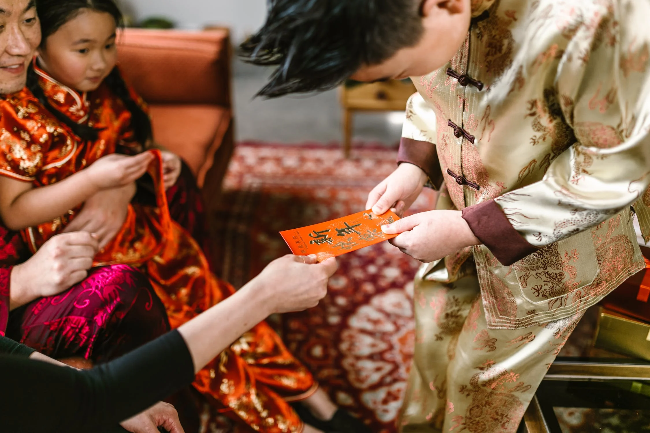 幫女兒保管紅包！媽媽代收紅包「跟女兒簽字畫押」　眼尖網友「揪字據藏1細節」超陷阱：薑還是老的辣