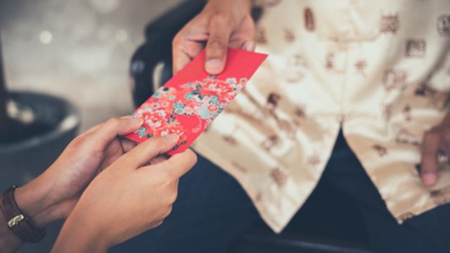 幫女兒保管紅包！媽媽代收紅包「跟女兒簽字畫押」　眼尖網友「揪字據藏1細節」超陷阱：薑還是老的辣