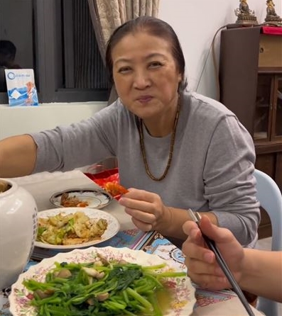 全家福曝光！李立群吃年夜飯「2帥兒罕見露面」不見女兒身影　因材施教「二話不說把兒送山上」徹底扭轉命運
