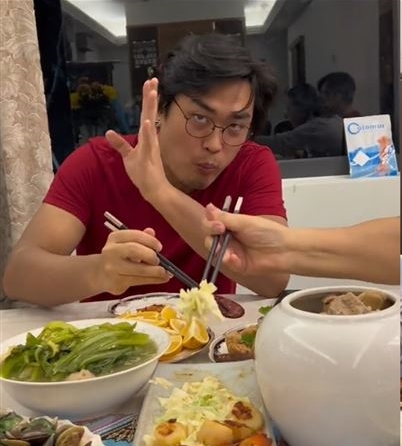 全家福曝光！李立群吃年夜飯「2帥兒罕見露面」不見女兒身影　因材施教「二話不說把兒送山上」徹底扭轉命運