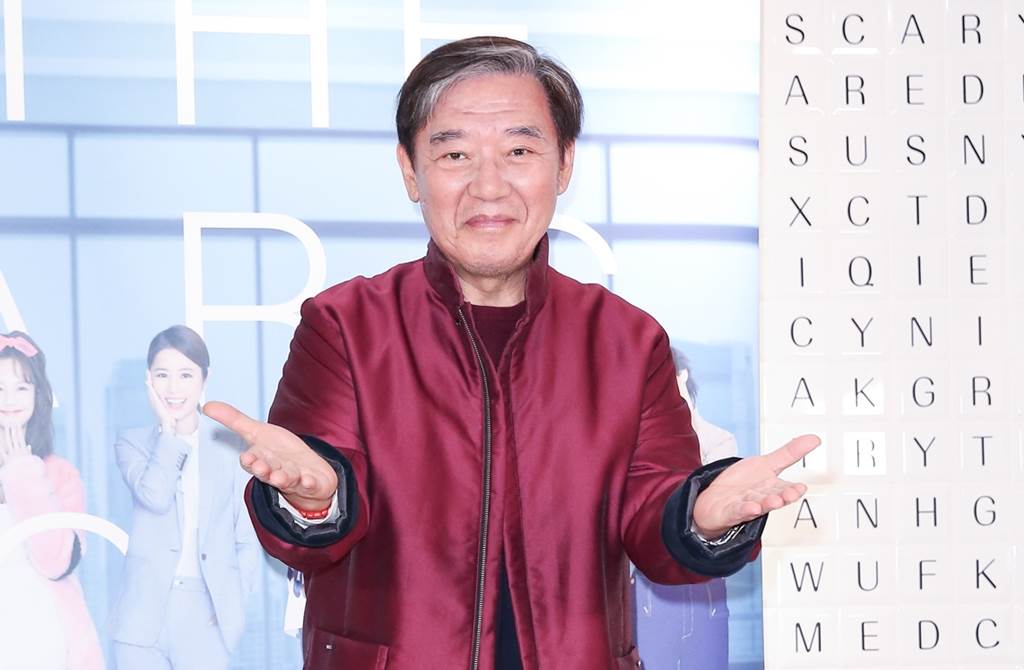 全家福曝光！李立群吃年夜飯「2帥兒罕見露面」不見女兒身影　因材施教「二話不說把兒送山上」徹底扭轉命運