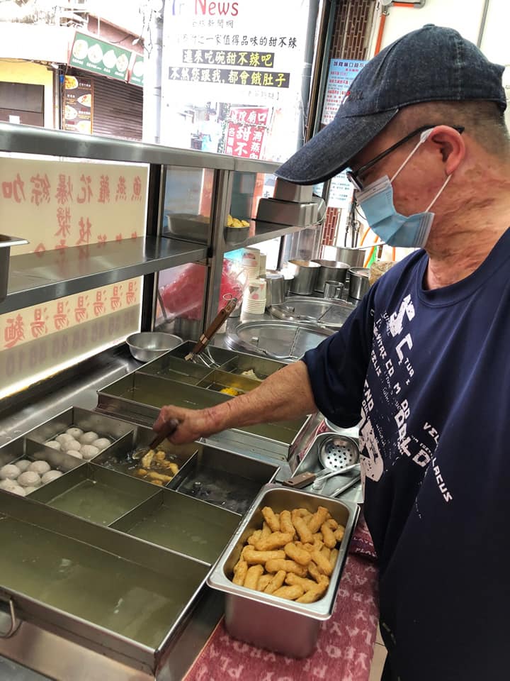 堅韌不拔！新竹甜不辣老闆無畏命運挑戰，用愛心回饋社會感動萬千網友