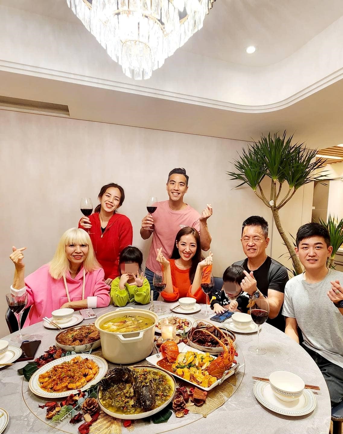 把婆婆當偶像！選美皇后激不得「變出12道手路菜」驚艷親友　一招收服大24歲富尪「讚有家的感覺」