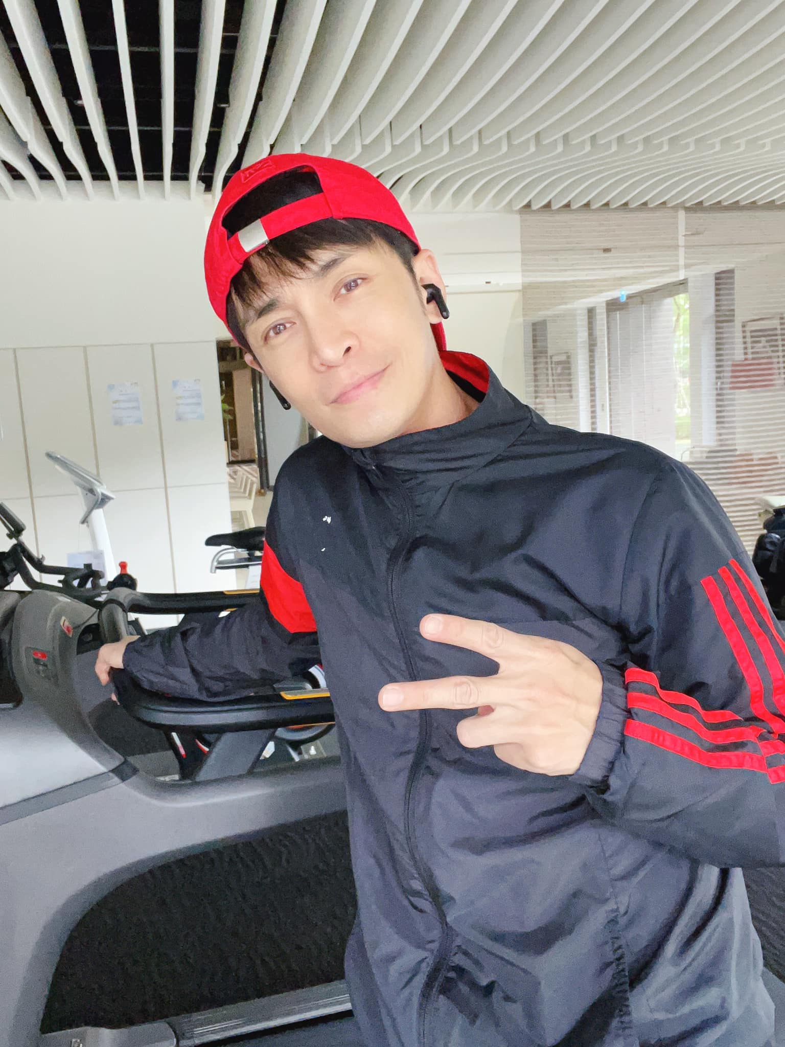 跳槽惹風波拍戲又受傷！戲劇小生「凌晨發文慶生」不大肆慶祝　突如其來「公開驚人喜訊」：為家人著想