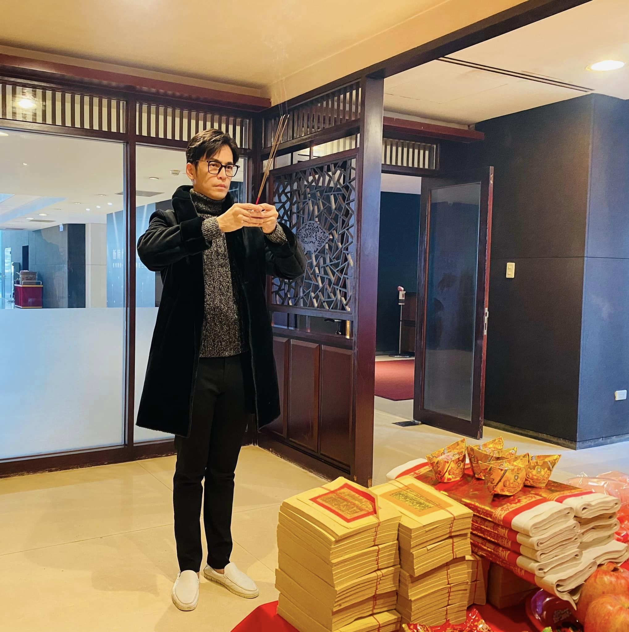 跳槽惹風波拍戲又受傷！戲劇小生「凌晨發文慶生」不大肆慶祝　突如其來「公開驚人喜訊」：為家人著想