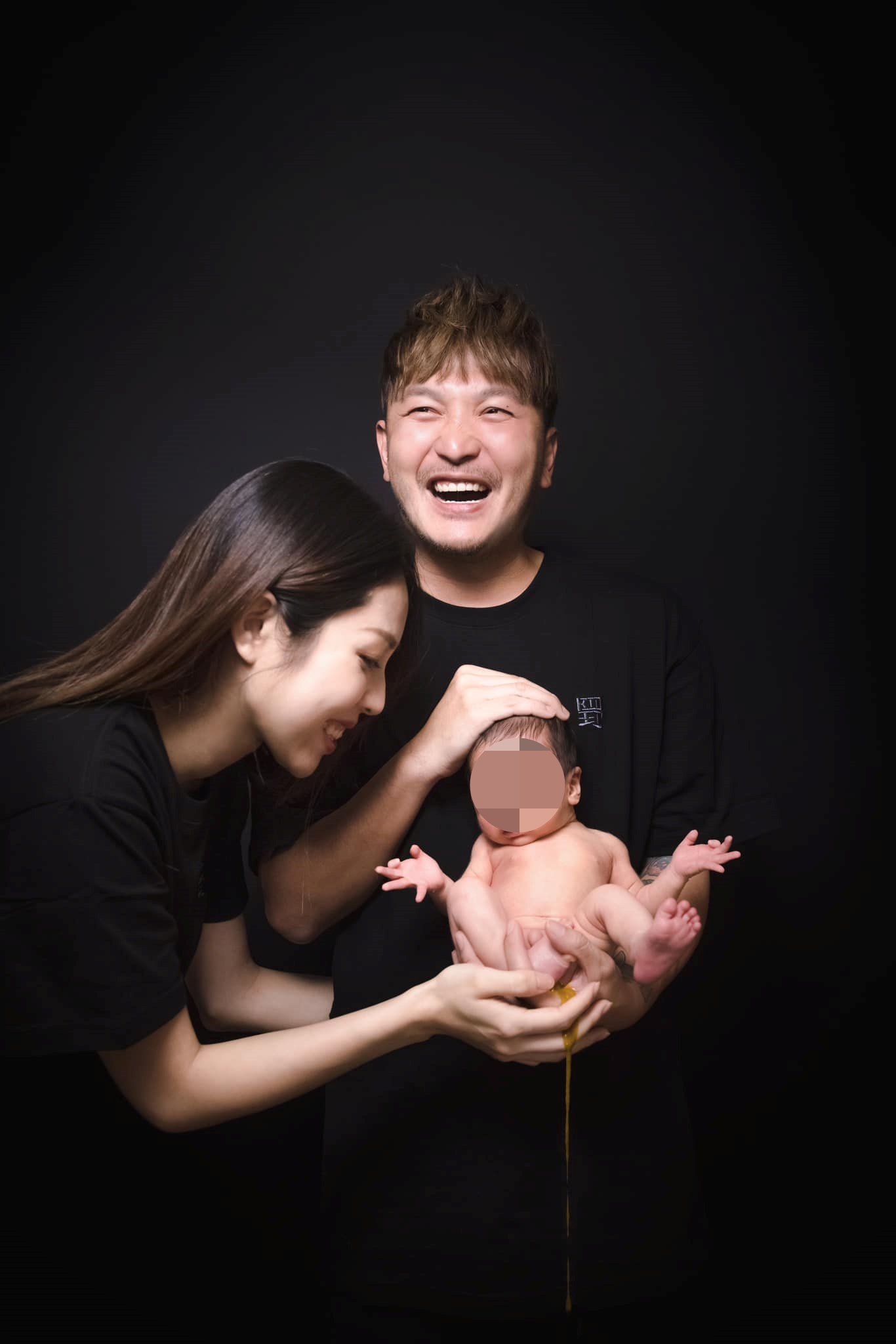 學當新手奶爸！KID抱兒拍全家福「突噴滿手黃金」　夫妻錯愕大笑「反應太真實」：包你發啦