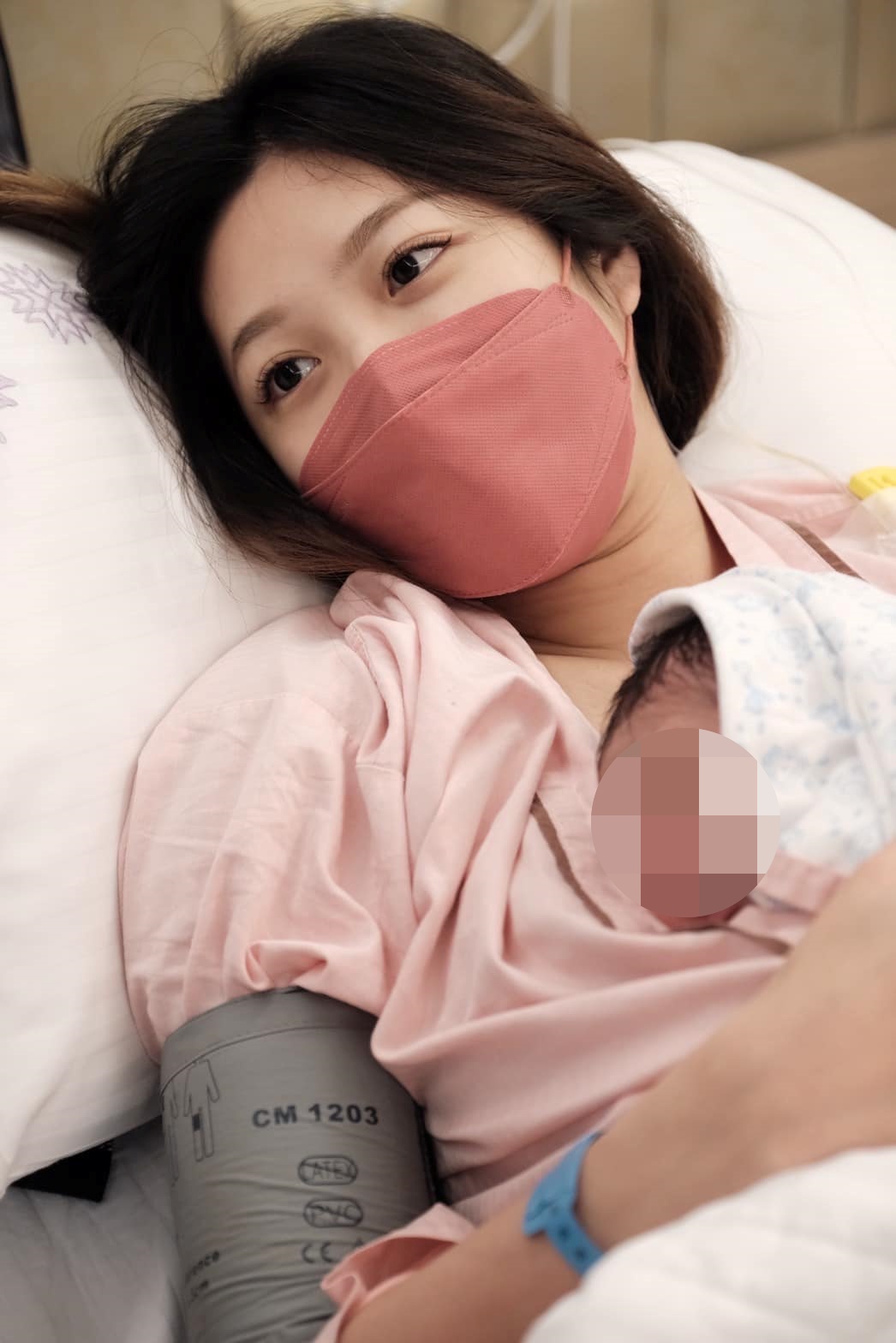 學當新手奶爸！KID抱兒拍全家福「突噴滿手黃金」　夫妻錯愕大笑「反應太真實」：包你發啦