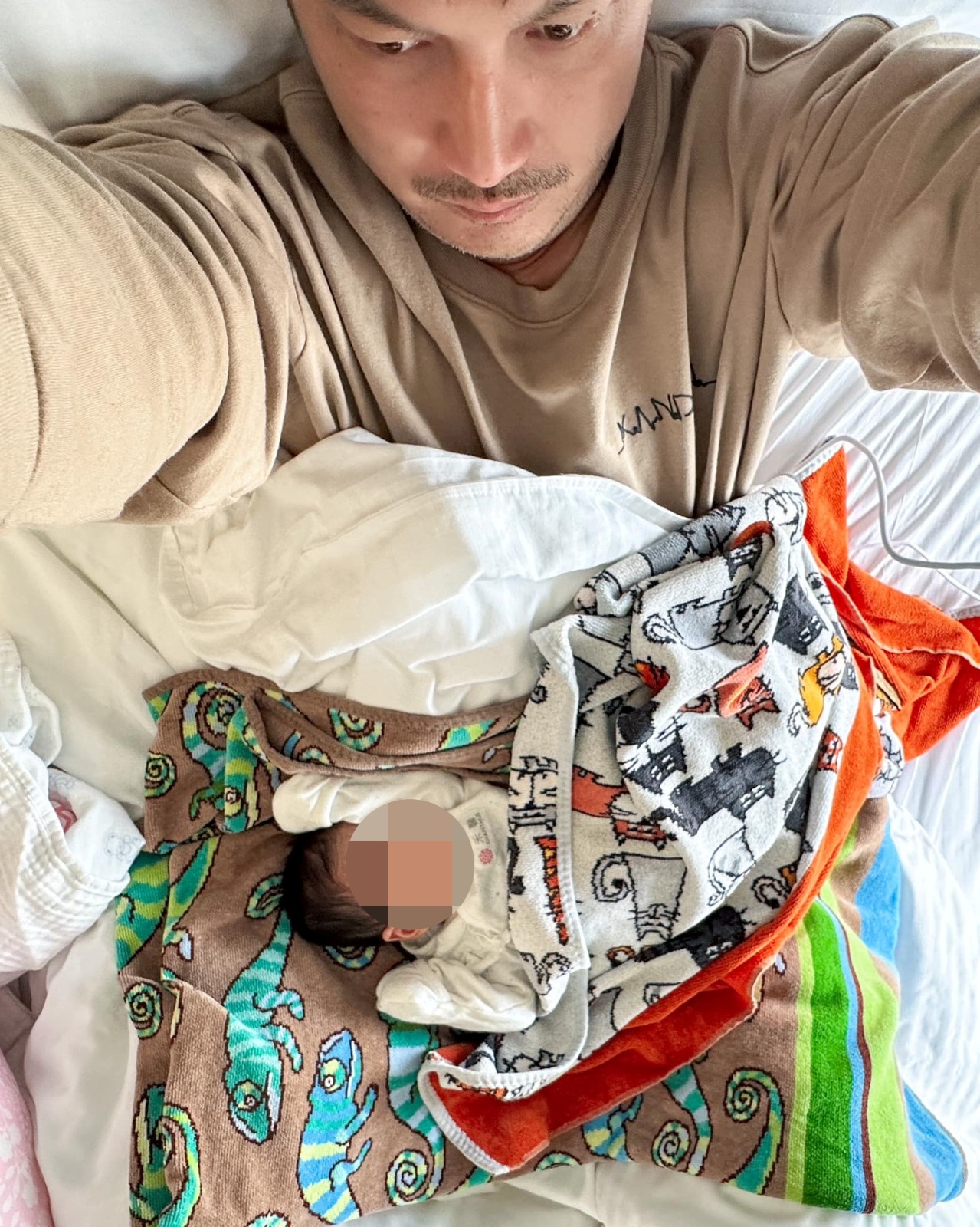 學當新手奶爸！KID抱兒拍全家福「突噴滿手黃金」　夫妻錯愕大笑「反應太真實」：包你發啦