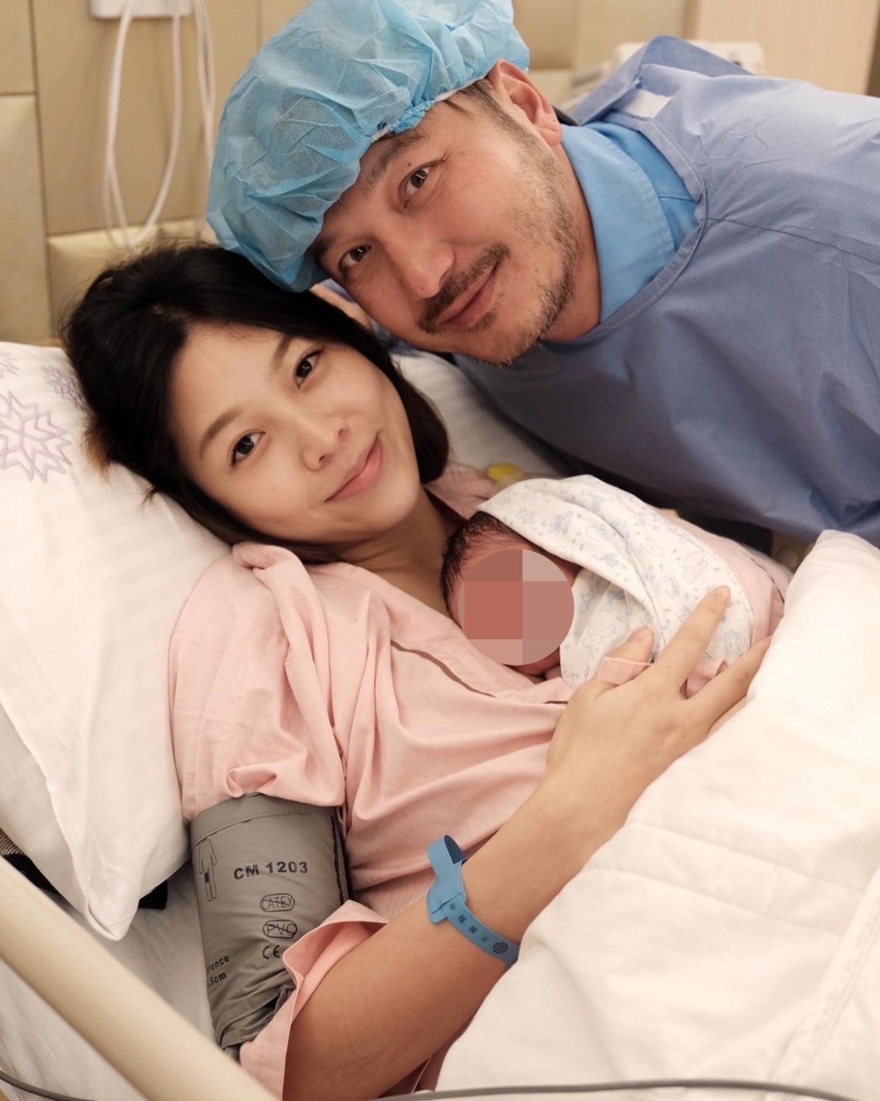 學當新手奶爸！KID抱兒拍全家福「突噴滿手黃金」　夫妻錯愕大笑「反應太真實」：包你發啦