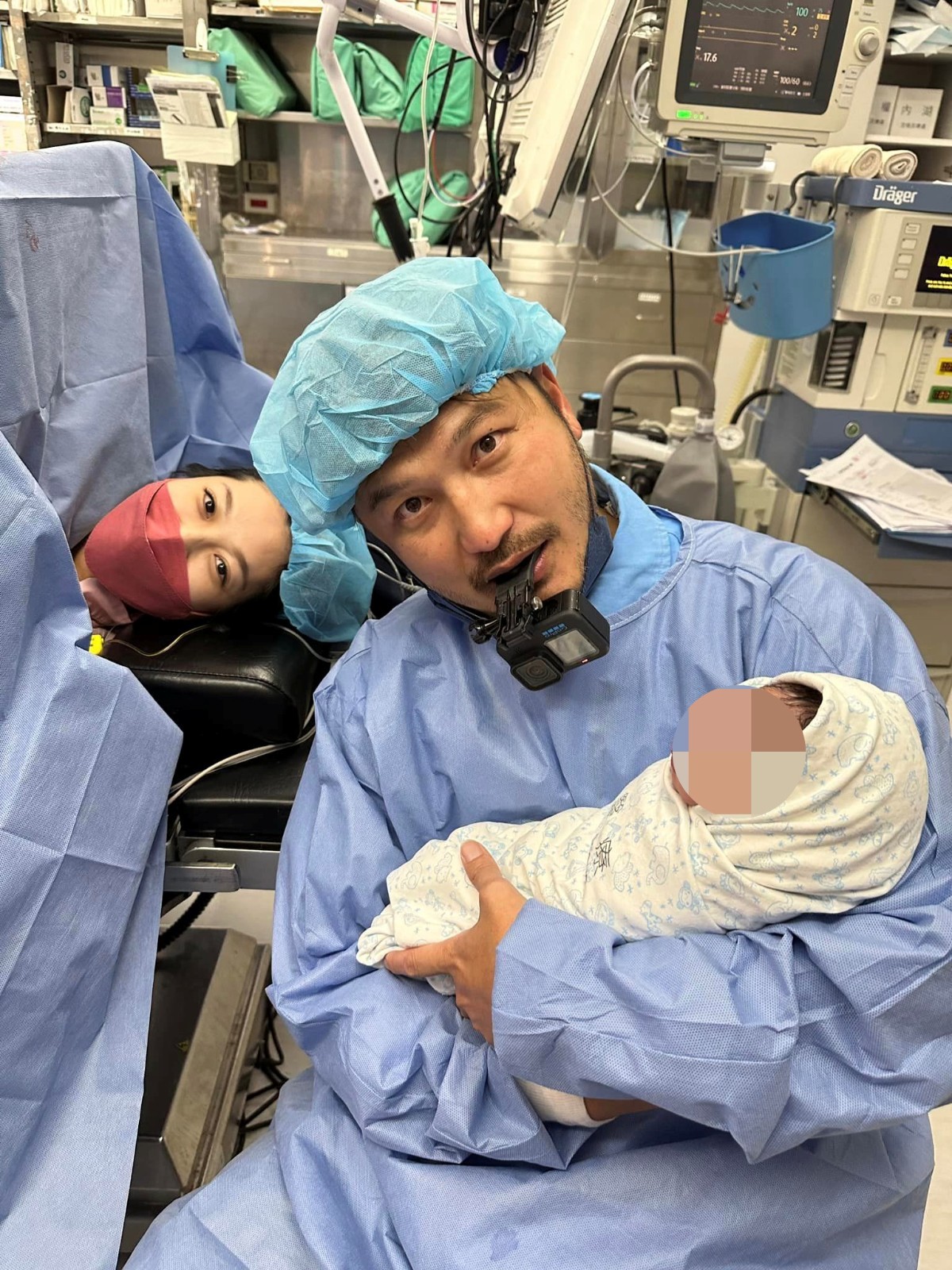 學當新手奶爸！KID抱兒拍全家福「突噴滿手黃金」　夫妻錯愕大笑「反應太真實」：包你發啦