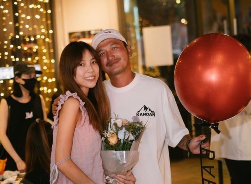 學當新手奶爸！KID抱兒拍全家福「突噴滿手黃金」　夫妻錯愕大笑「反應太真實」：包你發啦
