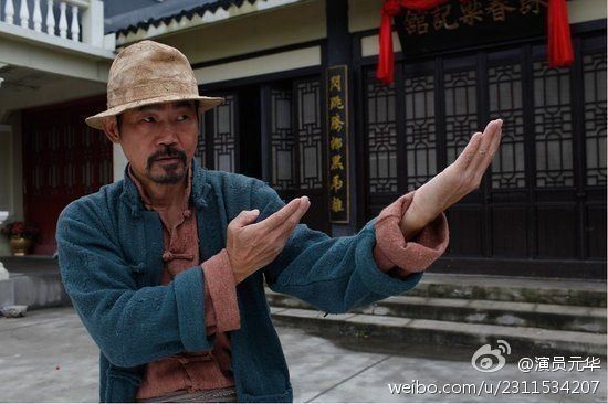 李小龍指定替身！《功夫》男星「爆落魄沒戲拍」月收剩7K　72歲蓄鬍露面「變身時尚潮爺」