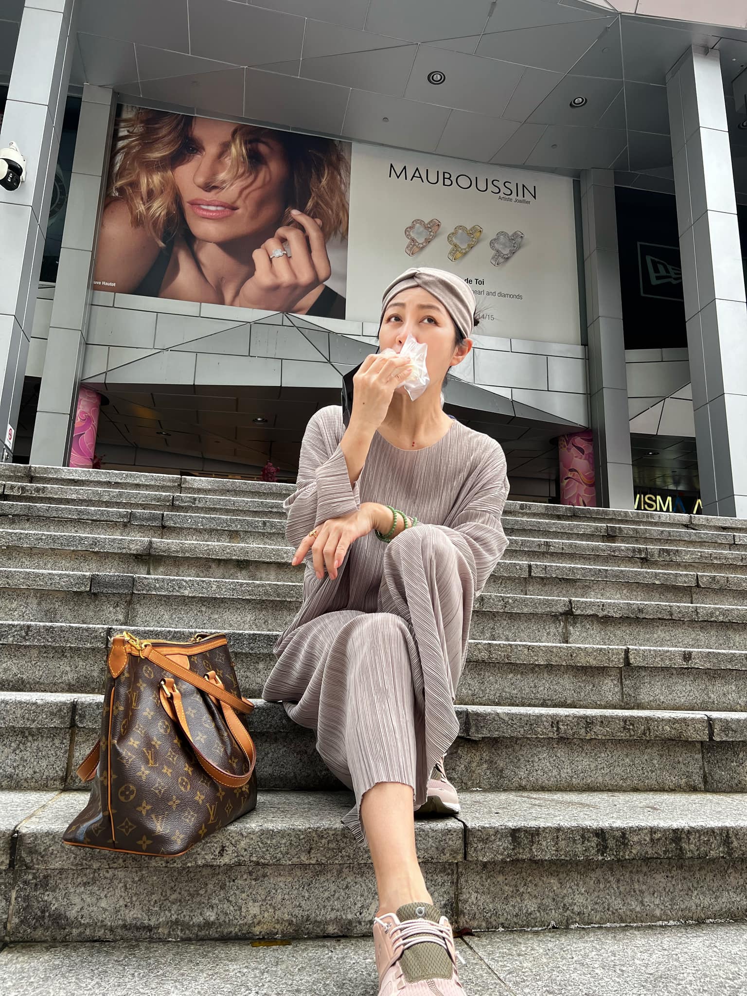 昔紅遍亞洲！57歲女星「隨興坐路邊嗑美食」被拍到　笑曝「玉女形象沒了啦」網驚：怎麼保養的