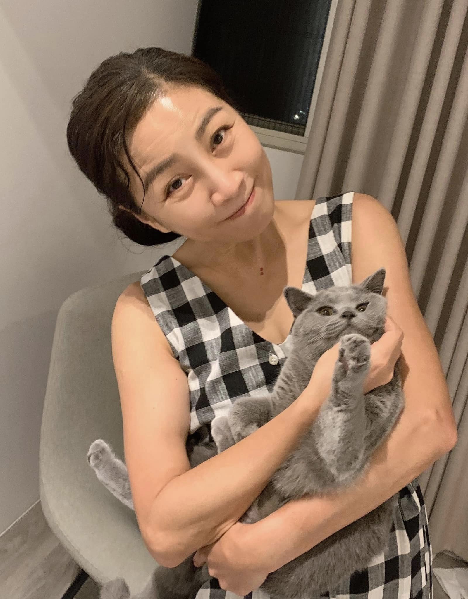 59歲方文琳素顏坐路邊嗑美食 網友驚嘆：玉女掌門人保養秘訣大公開