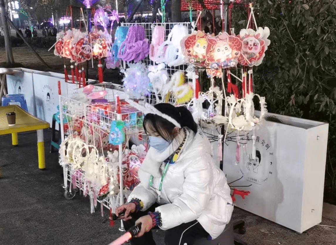 寒假不虛度！11歲四川少女「自力更生擺攤」叫賣至深夜　凍瘡也不怕「半個月驚人收入曝光」