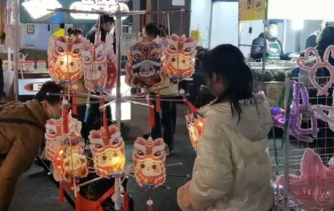寒假不虛度！11歲四川少女「自力更生擺攤」叫賣至深夜　凍瘡也不怕「半個月驚人收入曝光」