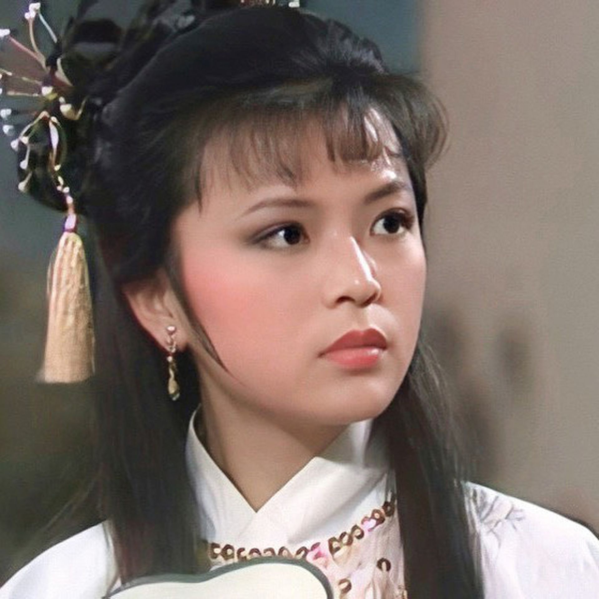 周潤發傳為她輕生！最美小龍女「苦戀無果又離異」62歲優雅模樣曝　晚年學佛行善「助養多名孤兒」