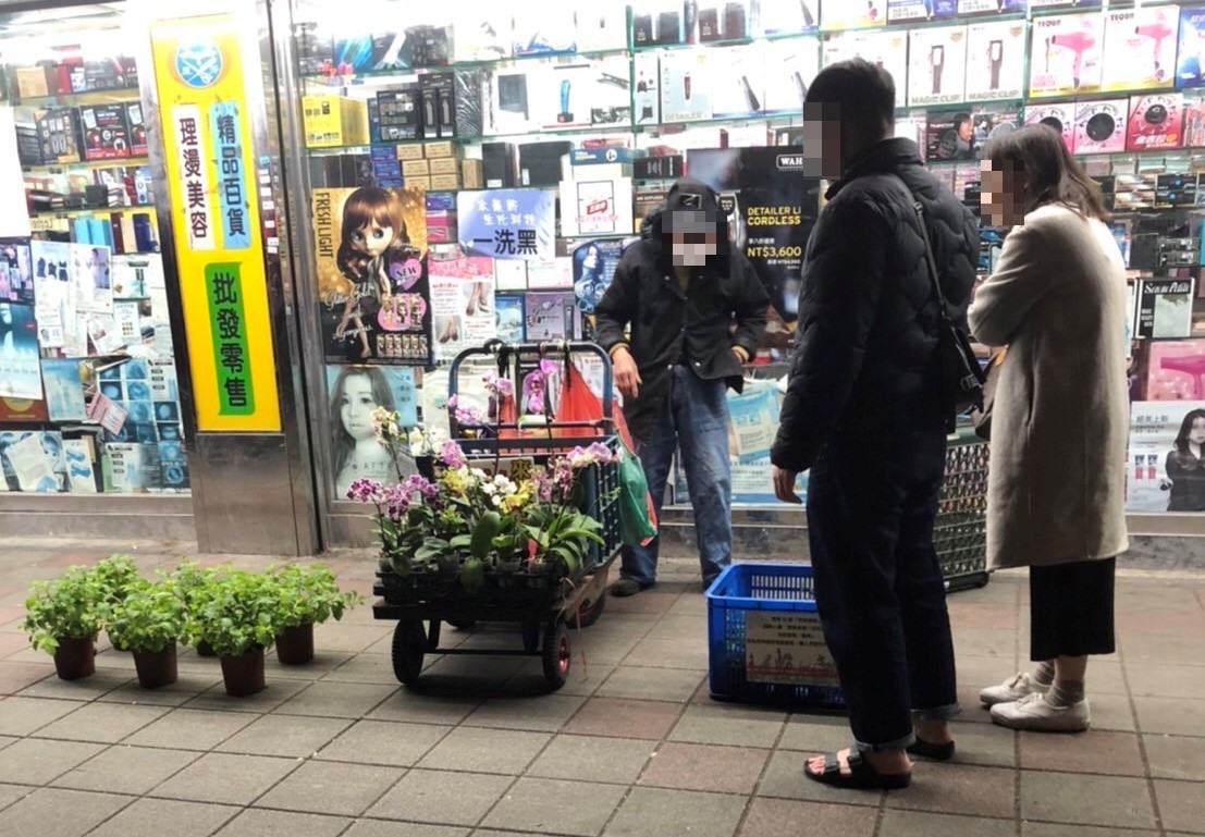 暖心女警遇80歲賣花爺爺 不開單反助度難關 網友感動讚翻