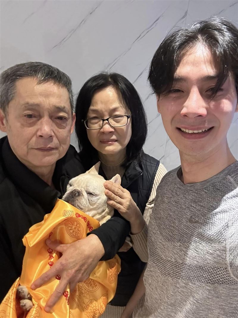 年前失摯愛！鄭平君「悲痛送走10年家人」：處處都是他影子　淚喊「火來了趕快跑」長眠樹下