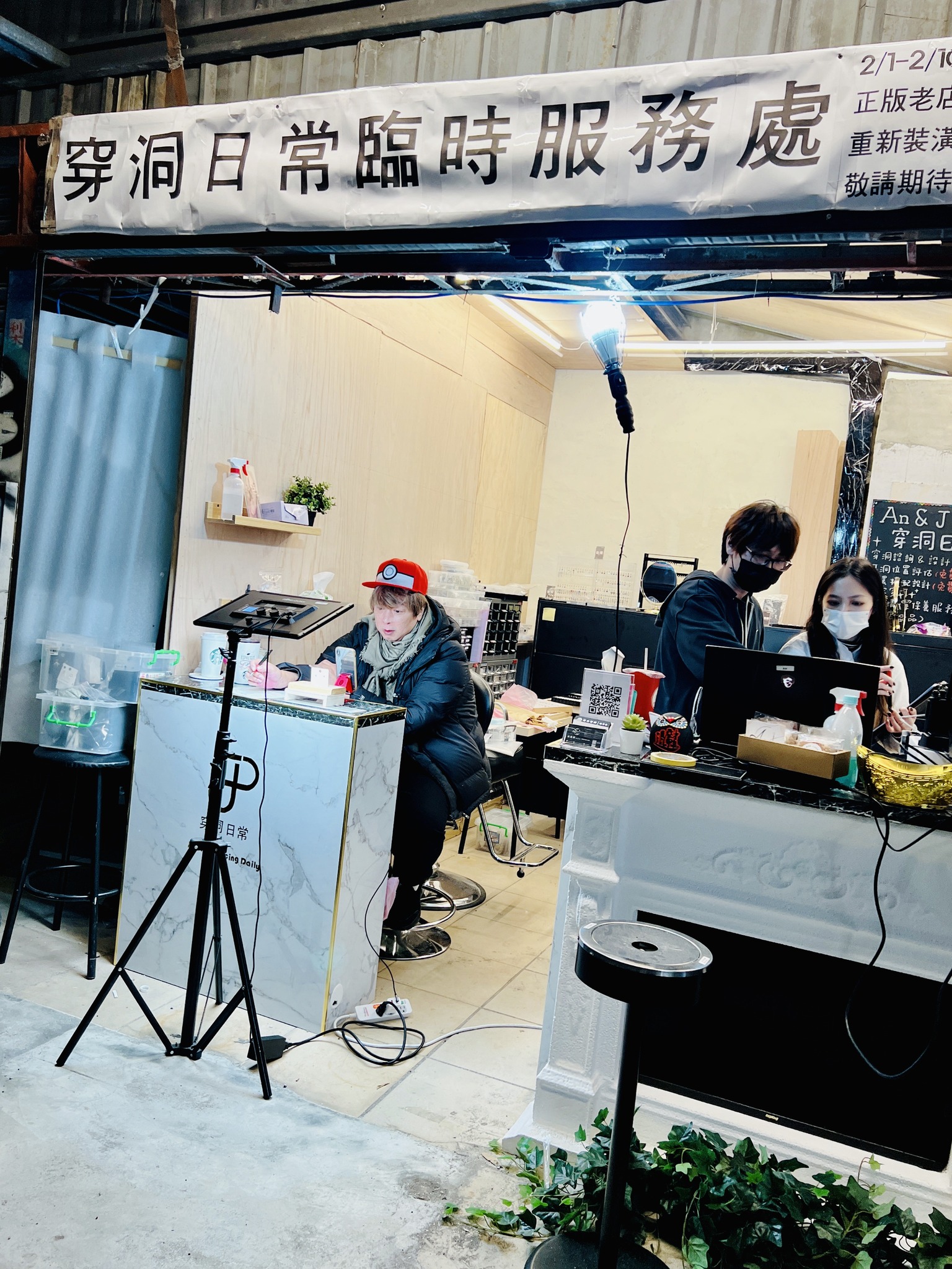 店無預警掛白布條！63歲資深藝人頂寒風「天天坐鎮現場」服務不打折　從中頓悟：肚子夠餓腰自然彎下來