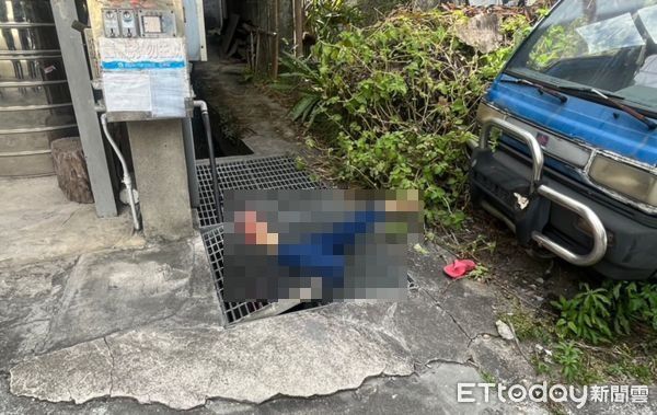 苗栗爆離奇命案！66歲婦「倒頭栽插水溝」鐵板重壓亡　尪認屍當場淚崩：「早上才送她出門...」