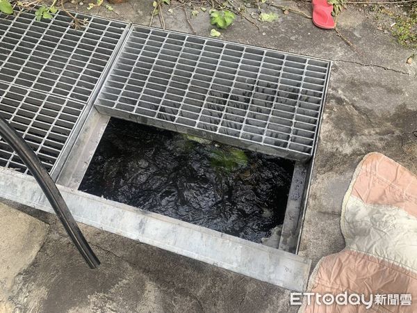 苗栗爆離奇命案！66歲婦「倒頭栽插水溝」鐵板重壓亡　尪認屍當場淚崩：「早上才送她出門...」