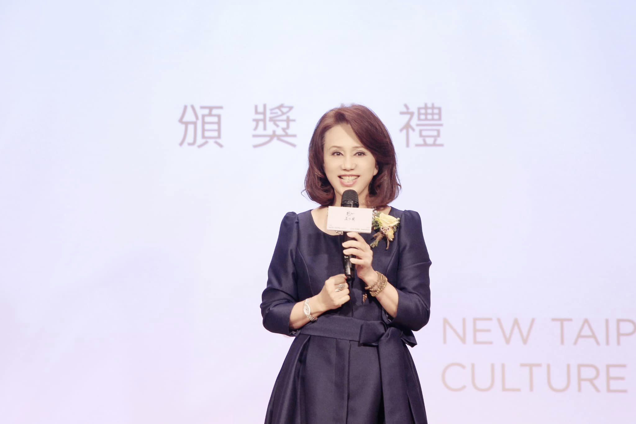 邊餵奶邊拉筋！孫翠鳳26歲才入行「戲曲人生太痛苦」　她累倒大哭「旁人卻在笑」：受傷是家常便飯