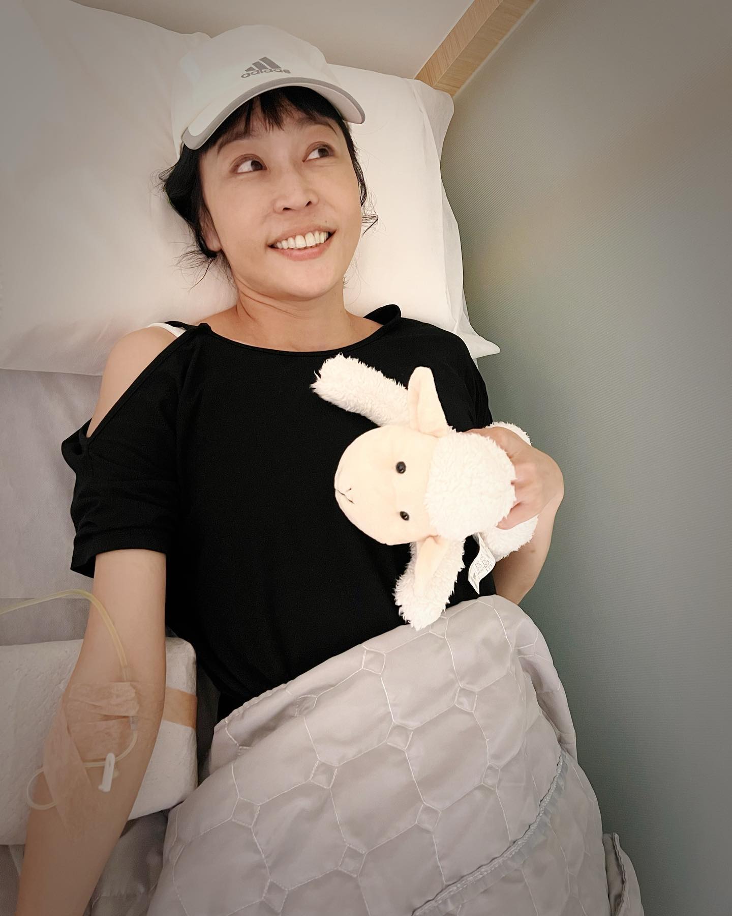 治病燒掉百萬！48歲女星「癌末仍出國度假」：就是為了開心　坦承恐懼「壞消息頻傳」仍積極面對