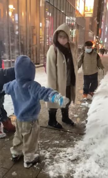 男星偕妻留台工作！明星阿嬤「一打四孫衝北海道」爽玩雪　畫面曝光「網讚最強阿嬤」