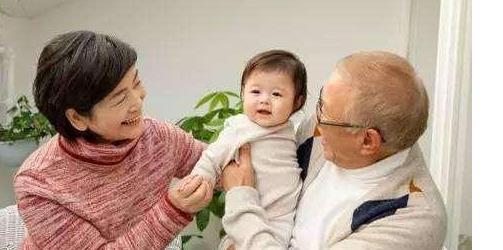 重男輕女太過分！我生下女兒後公公「離孩子遠遠的」不看一眼　無意中看到「公公的手」我瞬間嚇傻