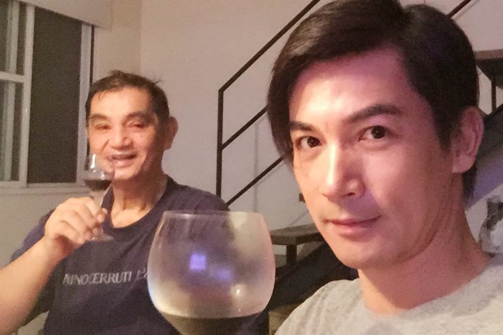 最後的孝順！八點檔男神「花光積蓄帶父母」爽出國1個月　「媽媽告別式上」抬頭一看遺照瞬間淚崩
