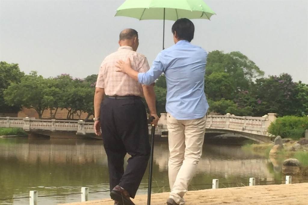 最後的孝順！八點檔男神「花光積蓄帶父母」爽出國1個月　「媽媽告別式上」抬頭一看遺照瞬間淚崩