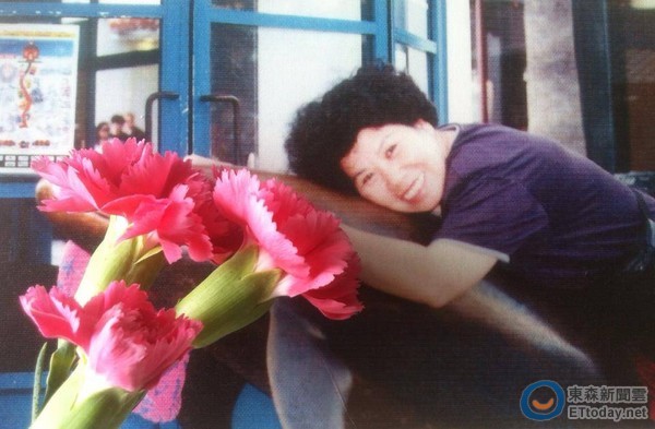最後的孝順！八點檔男神「花光積蓄帶父母」爽出國1個月　「媽媽告別式上」抬頭一看遺照瞬間淚崩