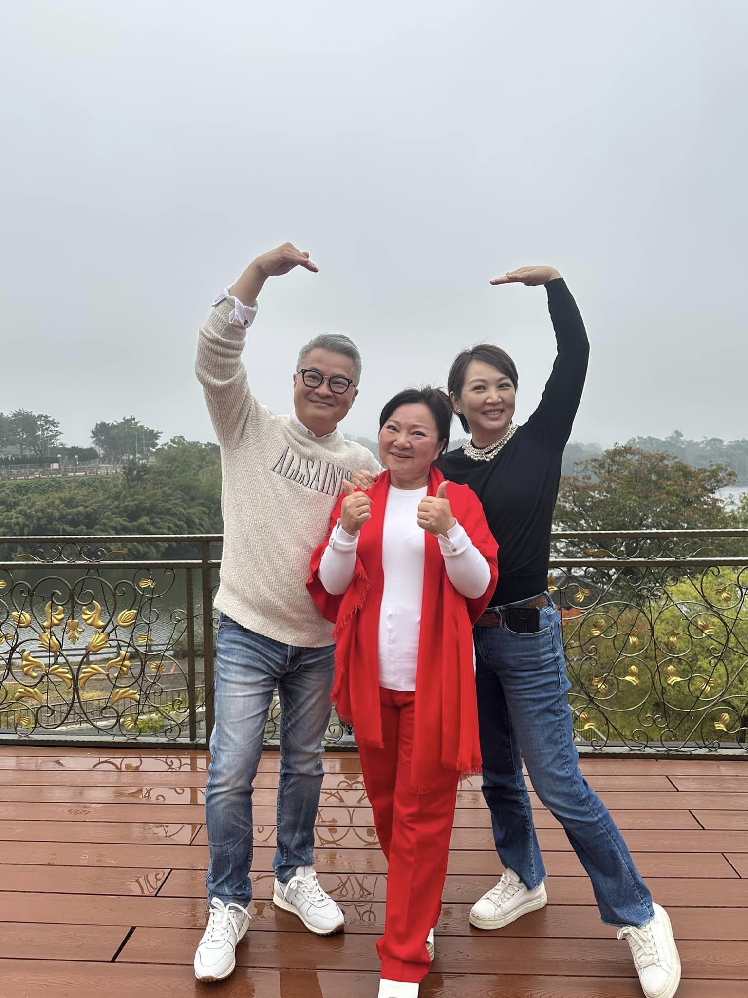 三女星元宵合體！白冰冰大方招待「新竹上億豪宅」堪稱養老聖地　「一行人搭豪華遊艇」下午茶好愜意