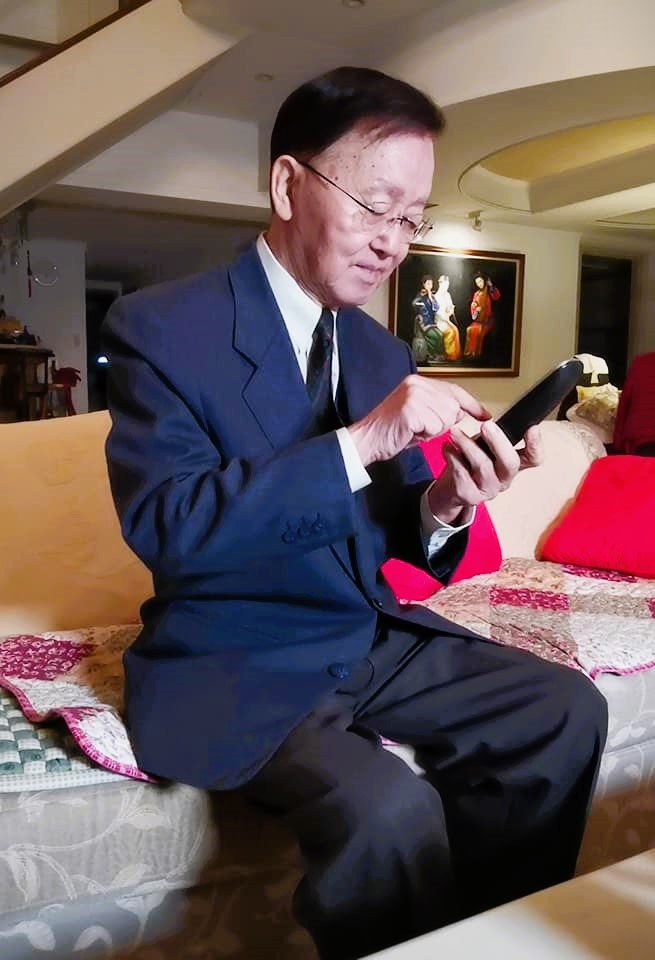孤單身影曝！盛竹如「獨自用餐超低調」親切給小費　82歲近況曝「一本正經搞笑」網友服了