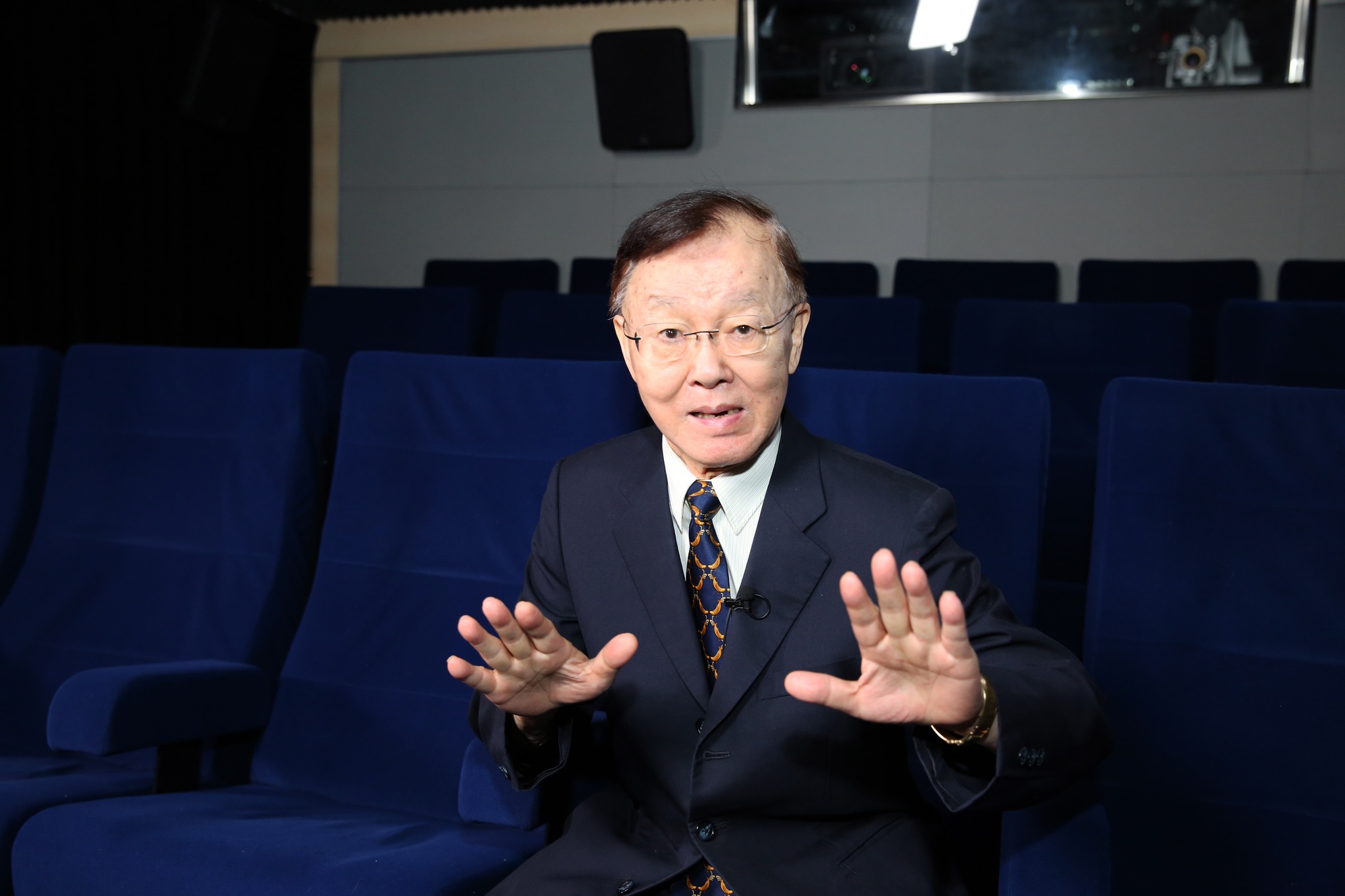 孤單身影曝！盛竹如「獨自用餐超低調」親切給小費　82歲近況曝「一本正經搞笑」網友服了