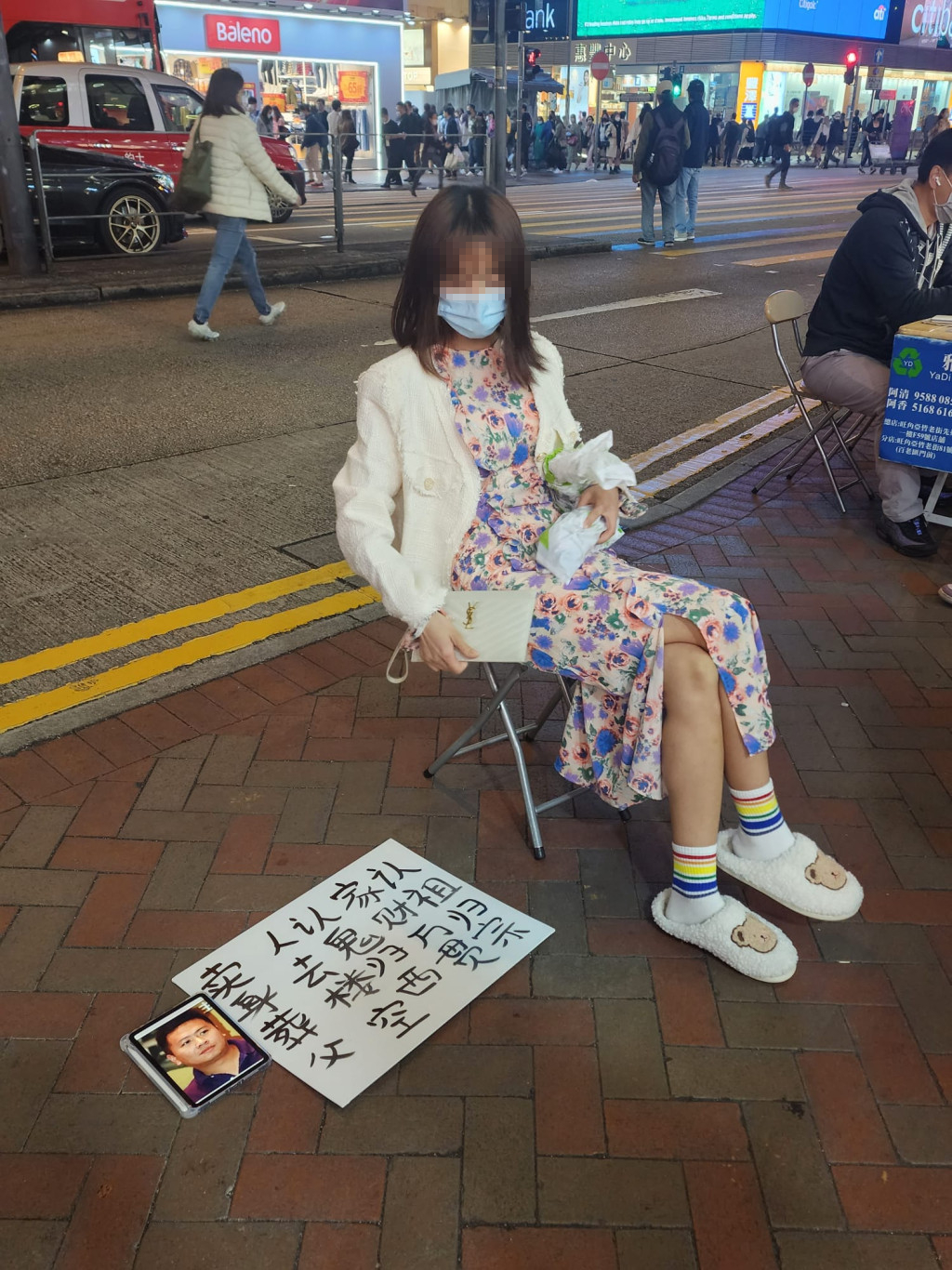 不在乎眼光！正妹街頭「賣身葬父」出價115萬　秀出亡父照片「竟是知名導演」路人全嚇傻　