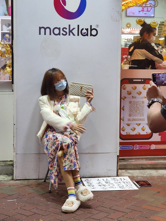 不在乎眼光！正妹街頭「賣身葬父」出價115萬　秀出亡父照片「竟是知名導演」路人全嚇傻　