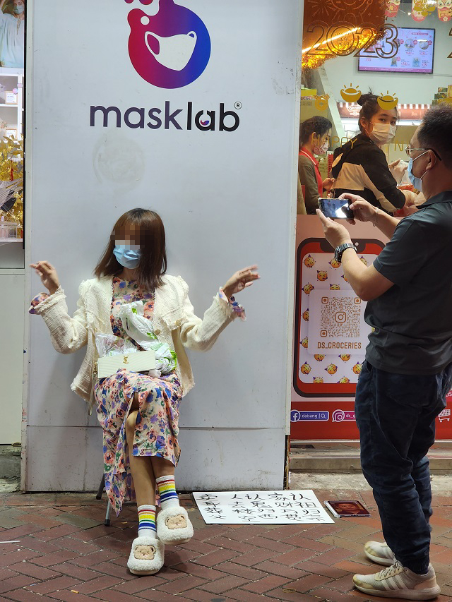 不在乎眼光！正妹街頭「賣身葬父」出價115萬　秀出亡父照片「竟是知名導演」路人全嚇傻　