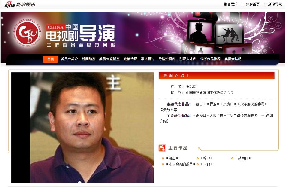 不在乎眼光！正妹街頭「賣身葬父」出價115萬　秀出亡父照片「竟是知名導演」路人全嚇傻　