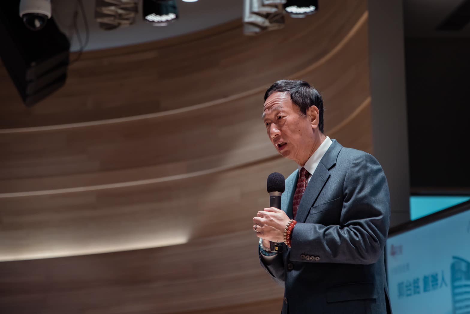 昔日鴻海戰將！他遭郭台銘「1通電話解僱」中年失業　意外創業「收購周杰倫品牌」成台灣之光