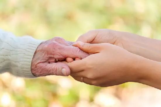 我沒有生病的權利！她為愛女四處求醫「丈夫卻和好友外遇」　70歲仍親手照顧「淚吐唯一願望」