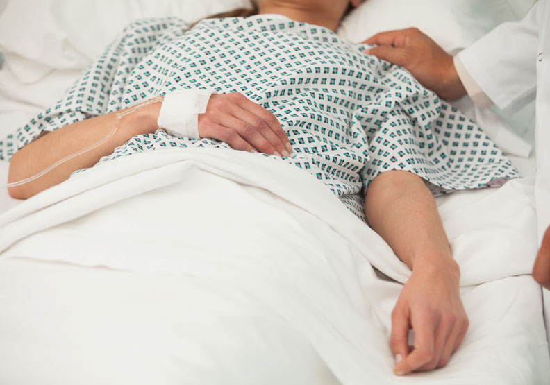 我沒有生病的權利！她為愛女四處求醫「丈夫卻和好友外遇」　70歲仍親手照顧「淚吐唯一願望」